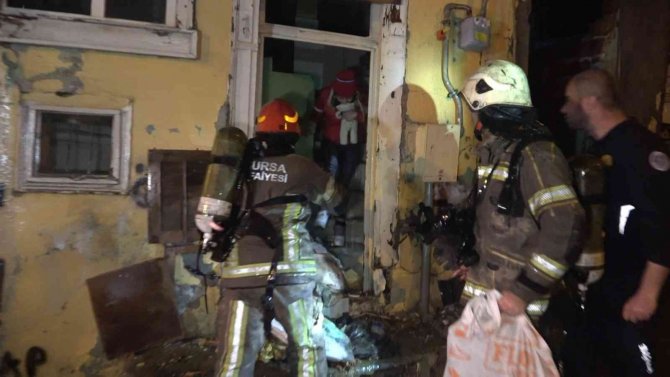 Alev Alev Yanan Binada Mahsur Kalan Kadını İtfaiye Ekipleri Zamanla Yarışarak Böyle Kurtardı