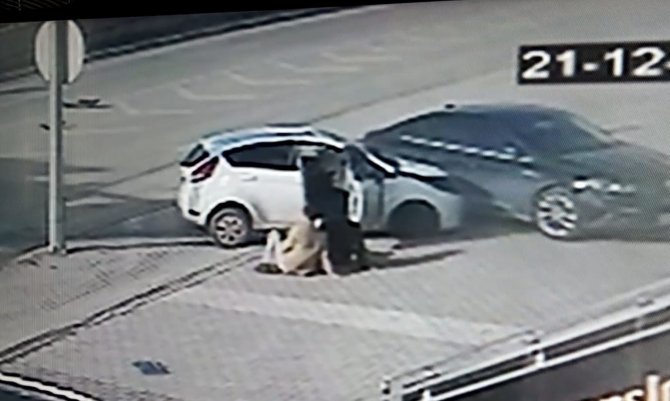Otomobilin Tabelaları Devirip, Park Halindeki Araca Çarptığı Anlar Kamerada