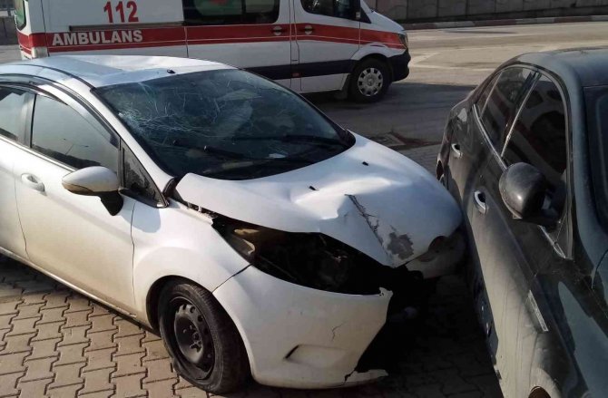 Otomobilin Tabelaları Devirip, Park Halindeki Araca Çarptığı Anlar Kamerada