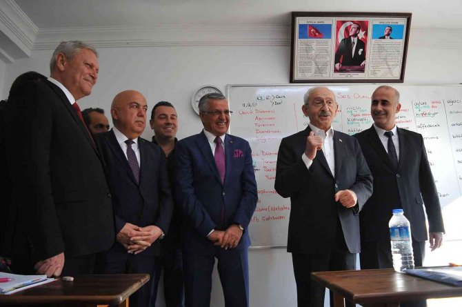 Kılıçdaroğlu, Kemer’de Öğrencilerle Bir Araya Geldi