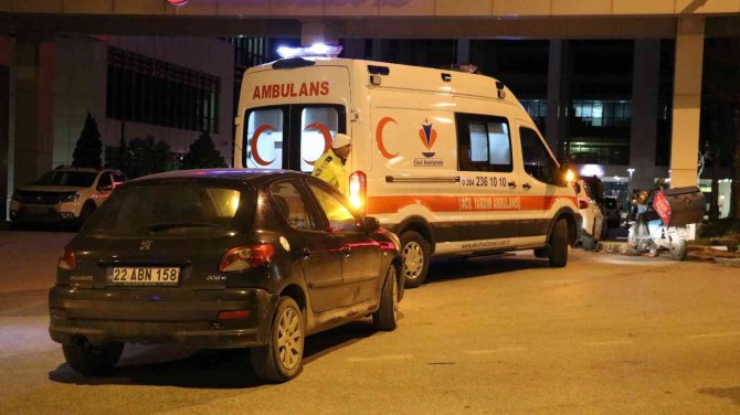 Edirne’de Otomobille Çarpışan Motosikletli Kurye Yaralandı