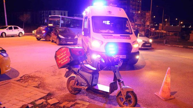 Edirne’de Otomobille Çarpışan Motosikletli Kurye Yaralandı