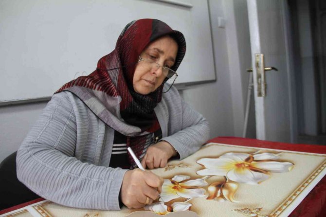 Elazığ’da Kadınlar, Halk Eğitim Merkezi’ndeki Kurslarda Hem Sosyalleşiyor Hem De Öğreniyor