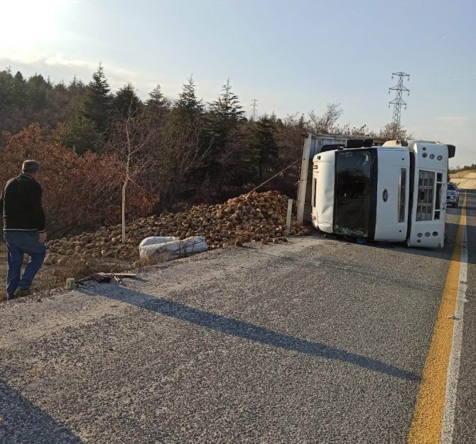 Elazığ’da Pancar Yüklü Tır Devrildi: 1 Yaralı