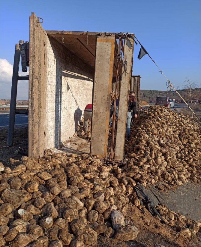 Elazığ’da Pancar Yüklü Tır Devrildi: 1 Yaralı