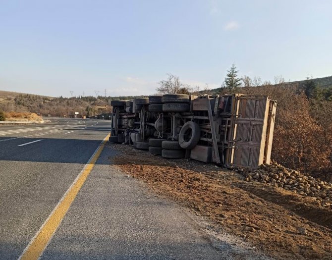 Elazığ’da Pancar Yüklü Tır Devrildi: 1 Yaralı