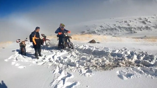 Motosiklet Tutkunları Karla Kaplanan 3 Bin Rakımda Ki Esence’de Adrenaline Doydu