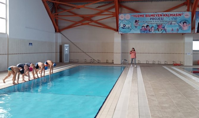 Depremi Yüzerek Unutuyorlar