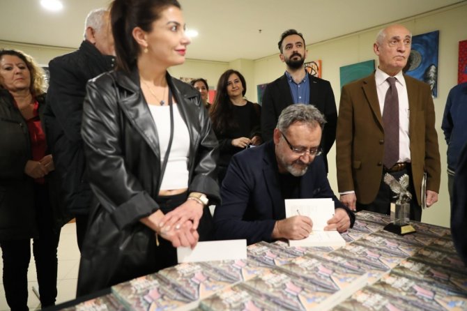 Gurbetçi Yazar Kenan Taşkesen, “Aşil Topuğu” Adlı Kitabını Kartal’da Okurları İçin İmzaladı