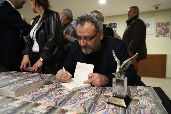 Gurbetçi Yazar Kenan Taşkesen, “Aşil Topuğu” Adlı Kitabını Kartal’da Okurları İçin İmzaladı