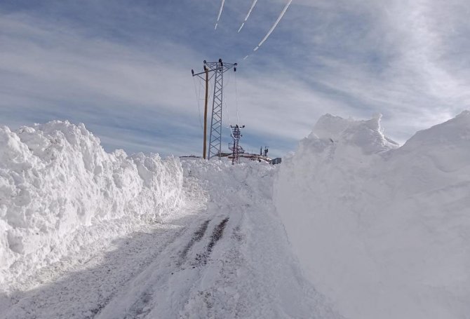Şemdinli’de 3 Metreyi Bulan Karda Yol Çalışması