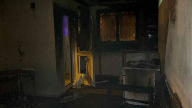 Babası İle Tartıştı, Kolonya Dökerek Evini Yaktı