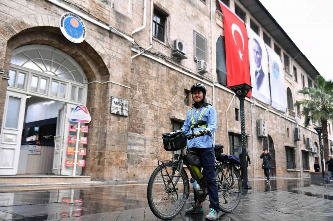 Bisikletli Gezgin Qiu: "Mersin Araçlar İçin Değil, İnsanlar İçin Bir Kent"
