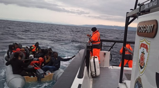 İ̇zmir Açıklarında 59 Düzensiz Göçmen Kurtarıldı