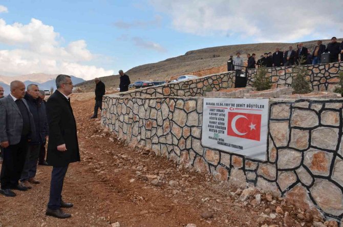 31 Yıl Önce Şehit Edilen Siviller İçin Anıt Mezar Yapıldı