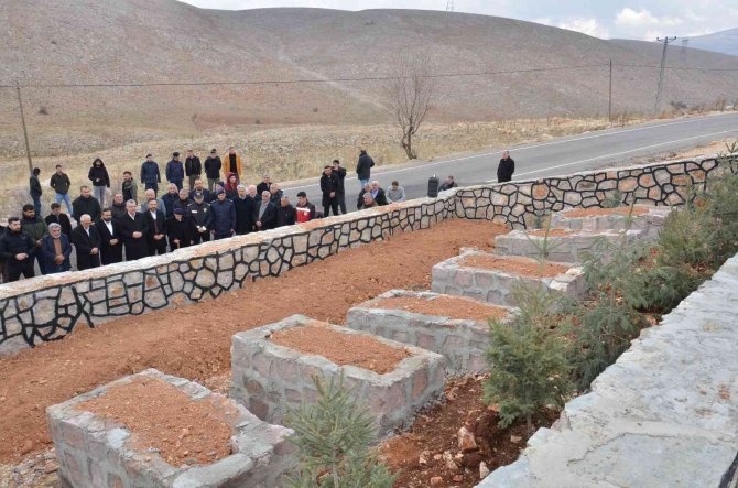 31 Yıl Önce Şehit Edilen Siviller İçin Anıt Mezar Yapıldı