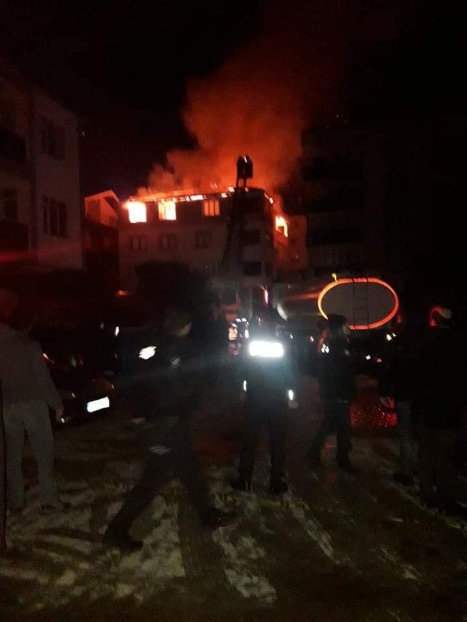 4 Katlı Binada Korkutan Yangın