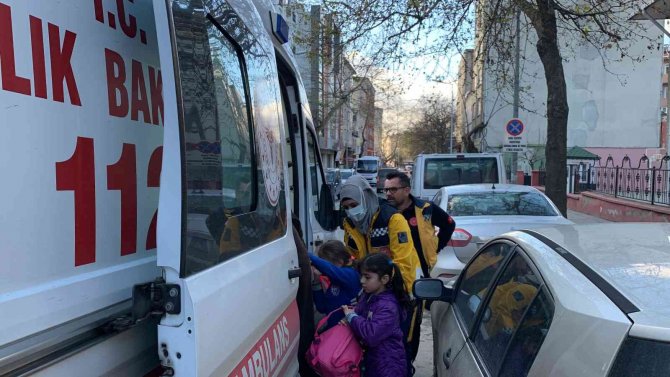Motosikletli Kurye, Yaya Geçidindeki Çocuğa Çarptı: 2 Yaralı