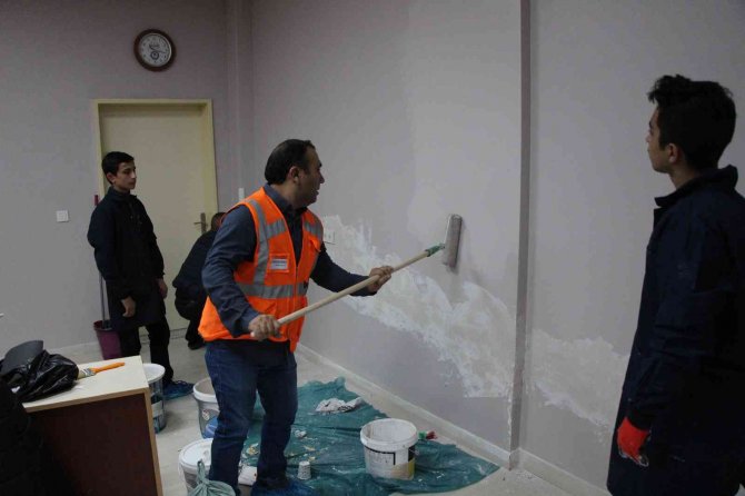 Liselilerin Gönüllü ‘Tamir Takımı’ Bu Defa Sınıf Boyadı