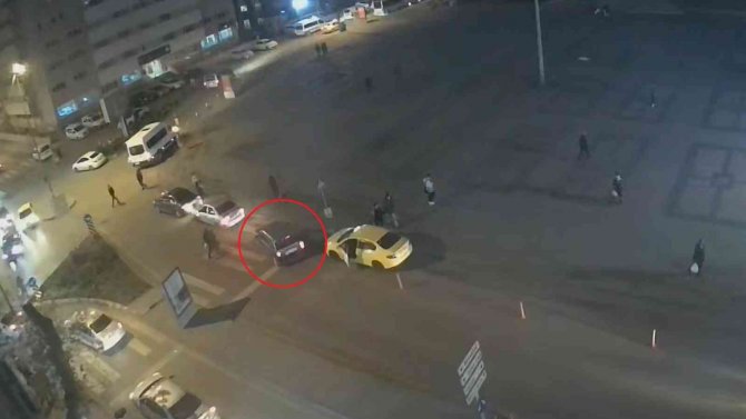 Lpg’li Otomobil Bir Anda Alev Aldı, Son Anda Kaçtıkları Anlar Kameraya Yansıdı
