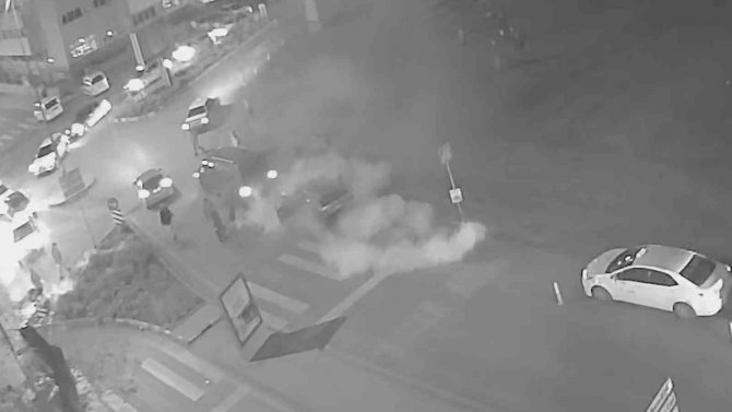 Lpg’li Otomobil Bir Anda Alev Aldı, Son Anda Kaçtıkları Anlar Kameraya Yansıdı