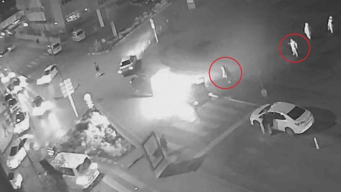 Lpg’li Otomobil Bir Anda Alev Aldı, Son Anda Kaçtıkları Anlar Kameraya Yansıdı