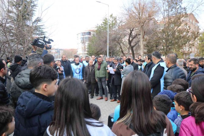 Eğitim Sendikalarından Öğretmenin Darp Edilmesi Ve Öğrencilere Sigara Satışına Alkışlı Protesto
