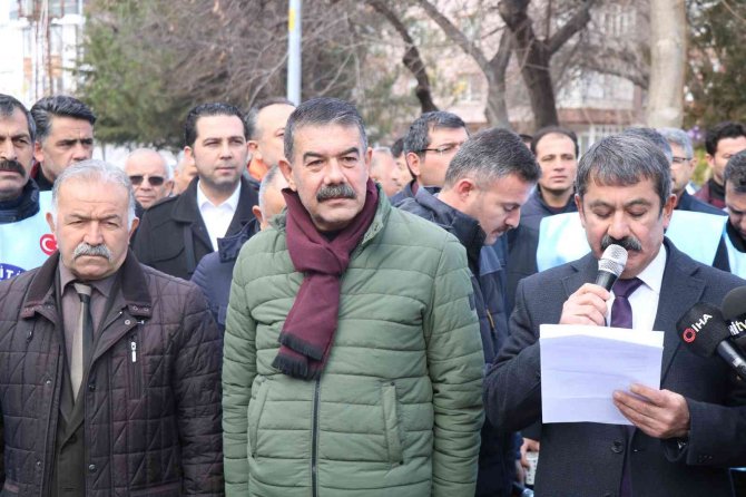 Eğitim Sendikalarından Öğretmenin Darp Edilmesi Ve Öğrencilere Sigara Satışına Alkışlı Protesto