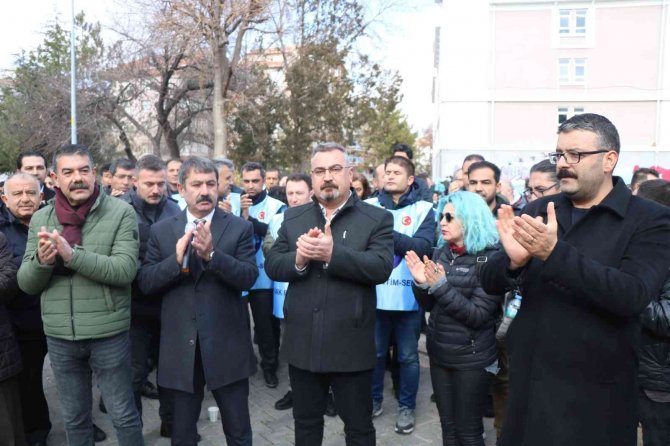 Eğitim Sendikalarından Öğretmenin Darp Edilmesi Ve Öğrencilere Sigara Satışına Alkışlı Protesto