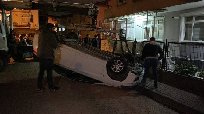 Köpekten Kaçarken Otomobiliyle Takla Attı: 3 Yaralı
