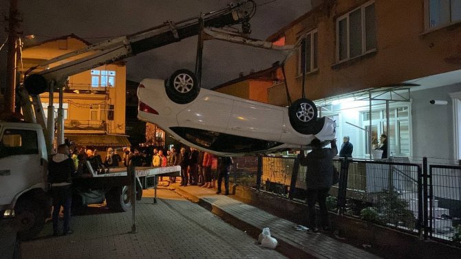 Köpekten Kaçarken Otomobiliyle Takla Attı: 3 Yaralı