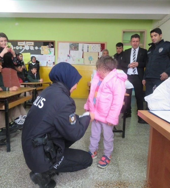 Malatya Polisinde Öğrencilere Anlamlı Yardım