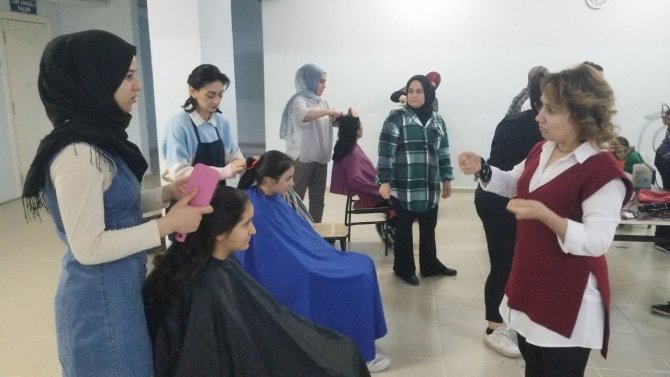 Kursiyerler Yaptıkları Saç Bakımıyla Öğrencileri Sevindirdi
