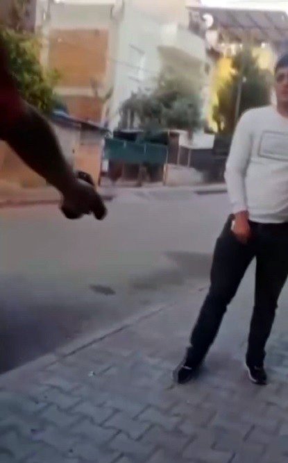 Biri Darp Etti, Diğeri Sokak Ortasında Silahla Vurdu