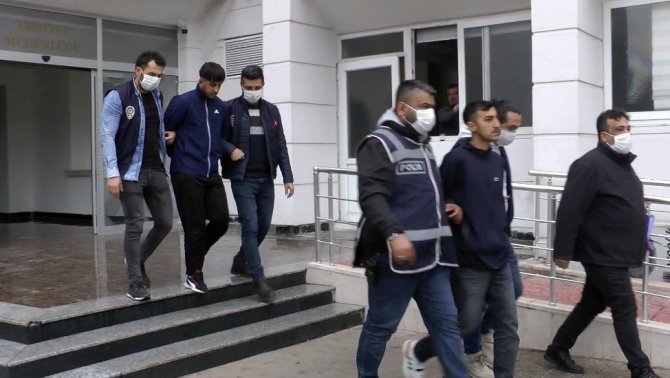 Biri Darp Etti, Diğeri Sokak Ortasında Silahla Vurdu