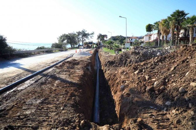 Çökertme İçme Suyu Hattı Devam Ediyor