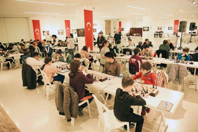 Satranç Ustaları Kupalarını Aldı