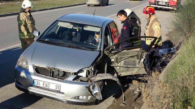 Pendik’te Otomobil İle Kamyonet Çarpıştı: 1 Yaralı