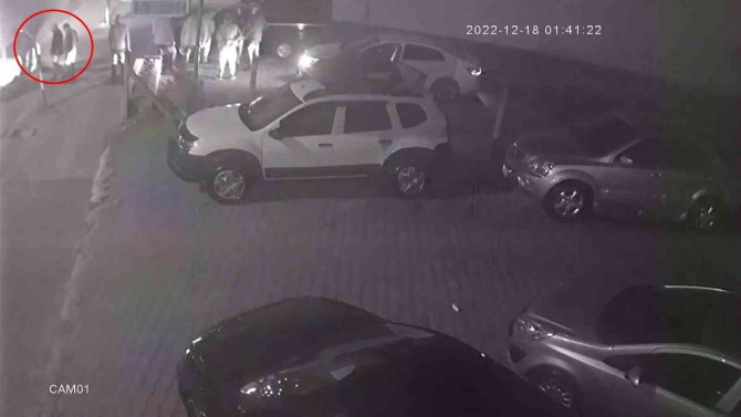 Kendi Galerilerinin Önünde Ölesiye Darp Edildiler