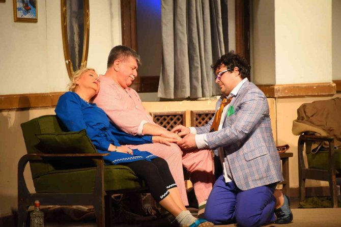 Salihli’de “Yalan Makinası” Güldürdü