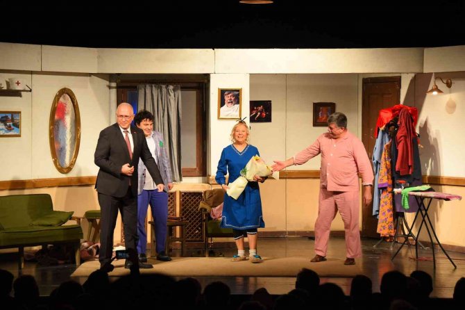 Salihli’de “Yalan Makinası” Güldürdü