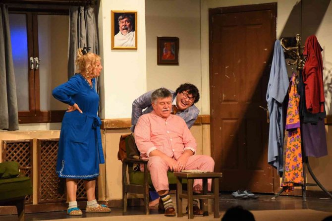 Salihli’de “Yalan Makinası” Güldürdü