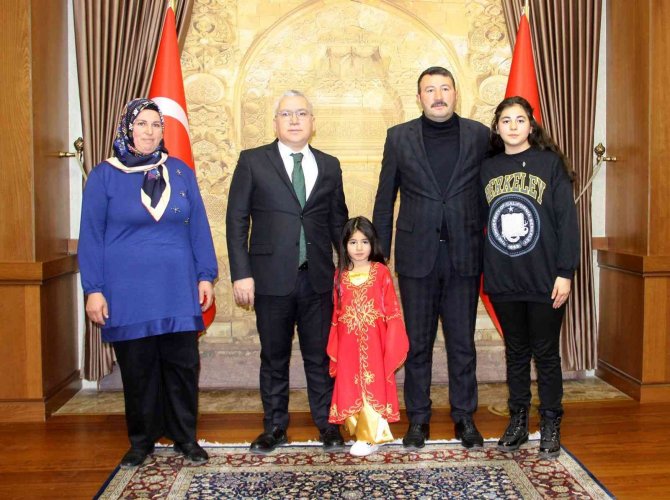 Vali Şimşek Gündem Olan Sivaslı Hira’yı Makamında Ağırladı