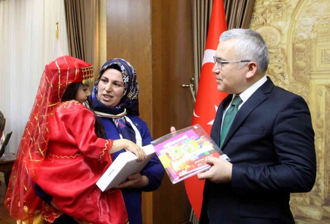 Vali Şimşek Gündem Olan Sivaslı Hira’yı Makamında Ağırladı