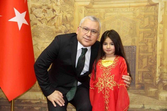 Vali Şimşek Gündem Olan Sivaslı Hira’yı Makamında Ağırladı