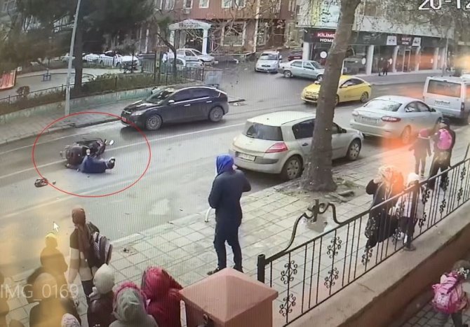 Motosikletli Kurye, Yaya Geçidindeki Çocuğa Çarptı: 2 Yaralı