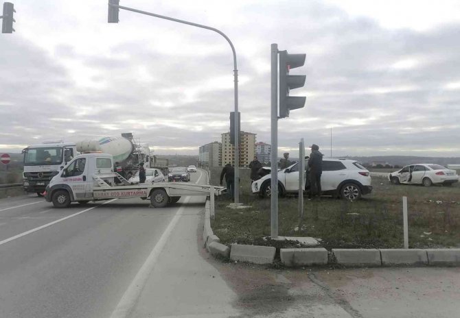 Işık İhlali Beraberinde Kaza Getirdi: 3 Yaralı