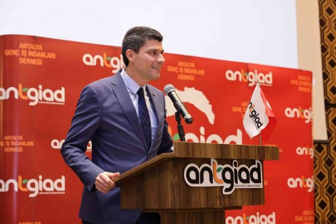 Antgi̇ad’da "Yeni Dünya, Yeni Tüketici, Yeni Şirket" Konuşuldu