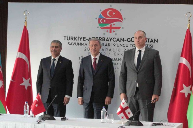 Azerbaycan Savunma Bakanı Hasanov: “Biz Tüm Komşu Ülkelerle İlişkilerimizin Ve İşbirliğimizin Gelişimine Önem Veriyoruz”