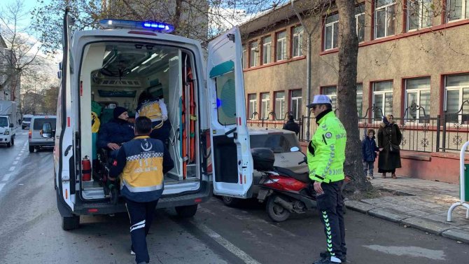 Motosikletli Kurye, Yaya Geçidindeki Çocuğa Çarptı: 2 Yaralı